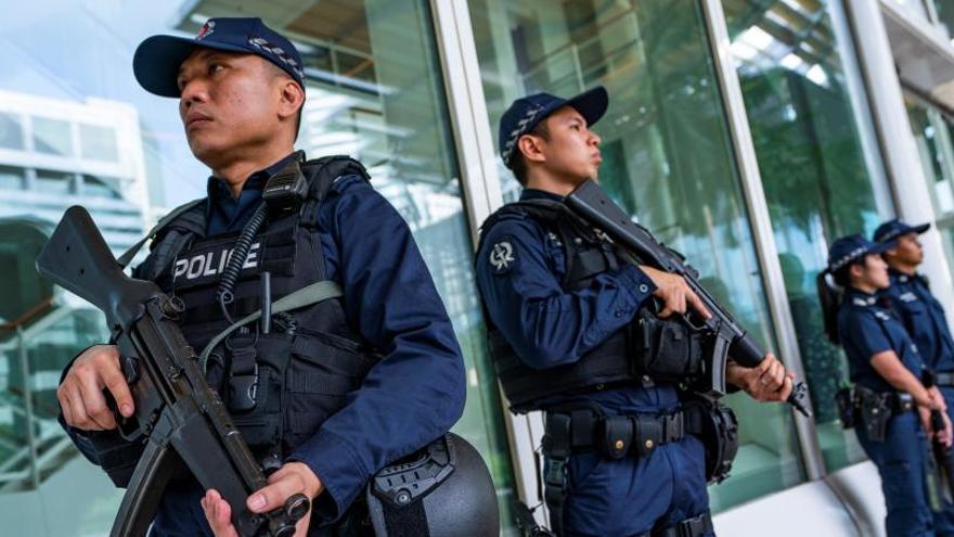 Policías vigilan los alrededores del hotel J.W. Marriott.