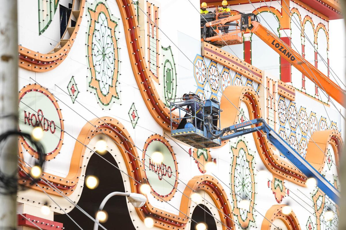 Imágenes del montaje de la Feria de Abril de Sevilla.