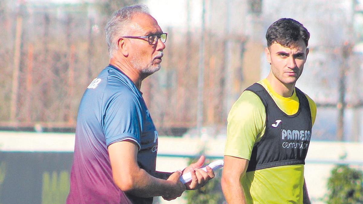El técnico Miguel Álvarez da explicaciones en el entrenamiento del miércoles, junto al delantero y goleador Álex Forés.
