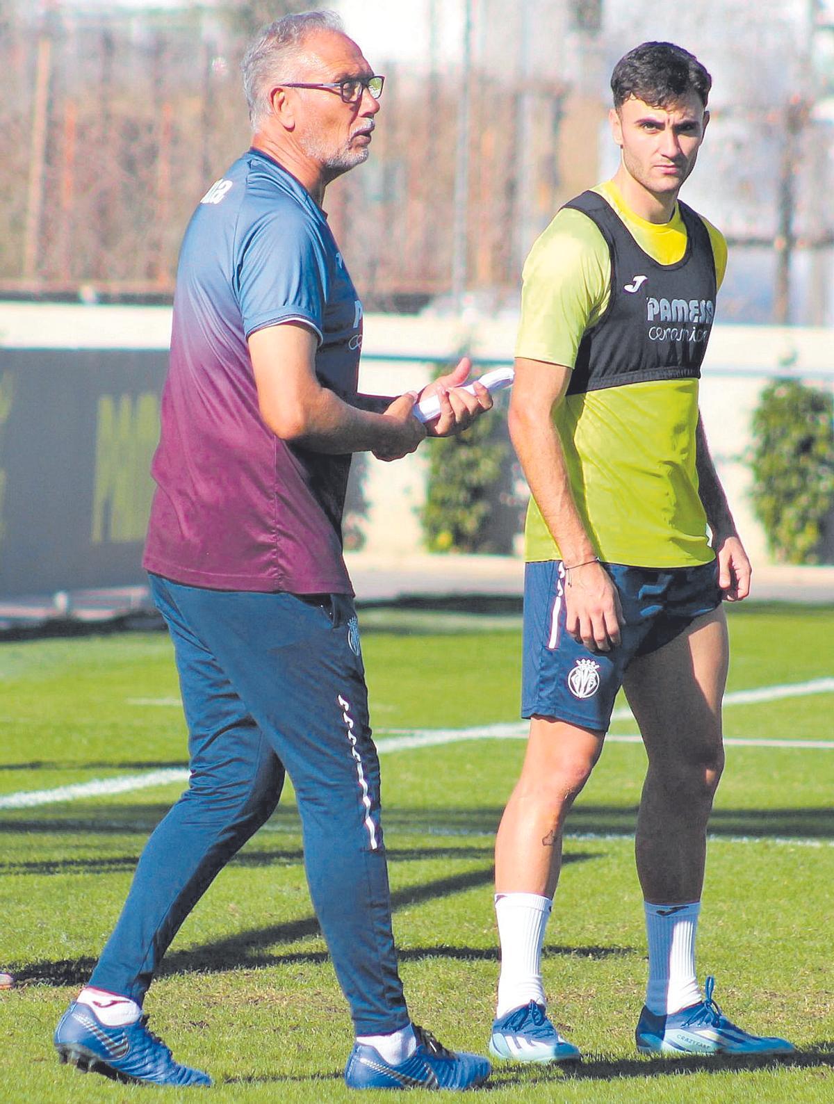 El técnico Miguel Álvarez da explicaciones en el entrenamiento del miércoles, junto al delantero y goleador Álex Forés.
