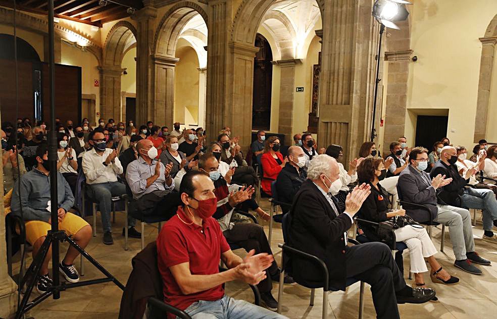 Público en la Colegiata de San Juan Bautista de Gijón.