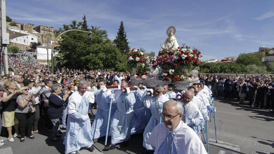 Los cacereños se recrean en el adiós a la patrona entre la devoción y la romería