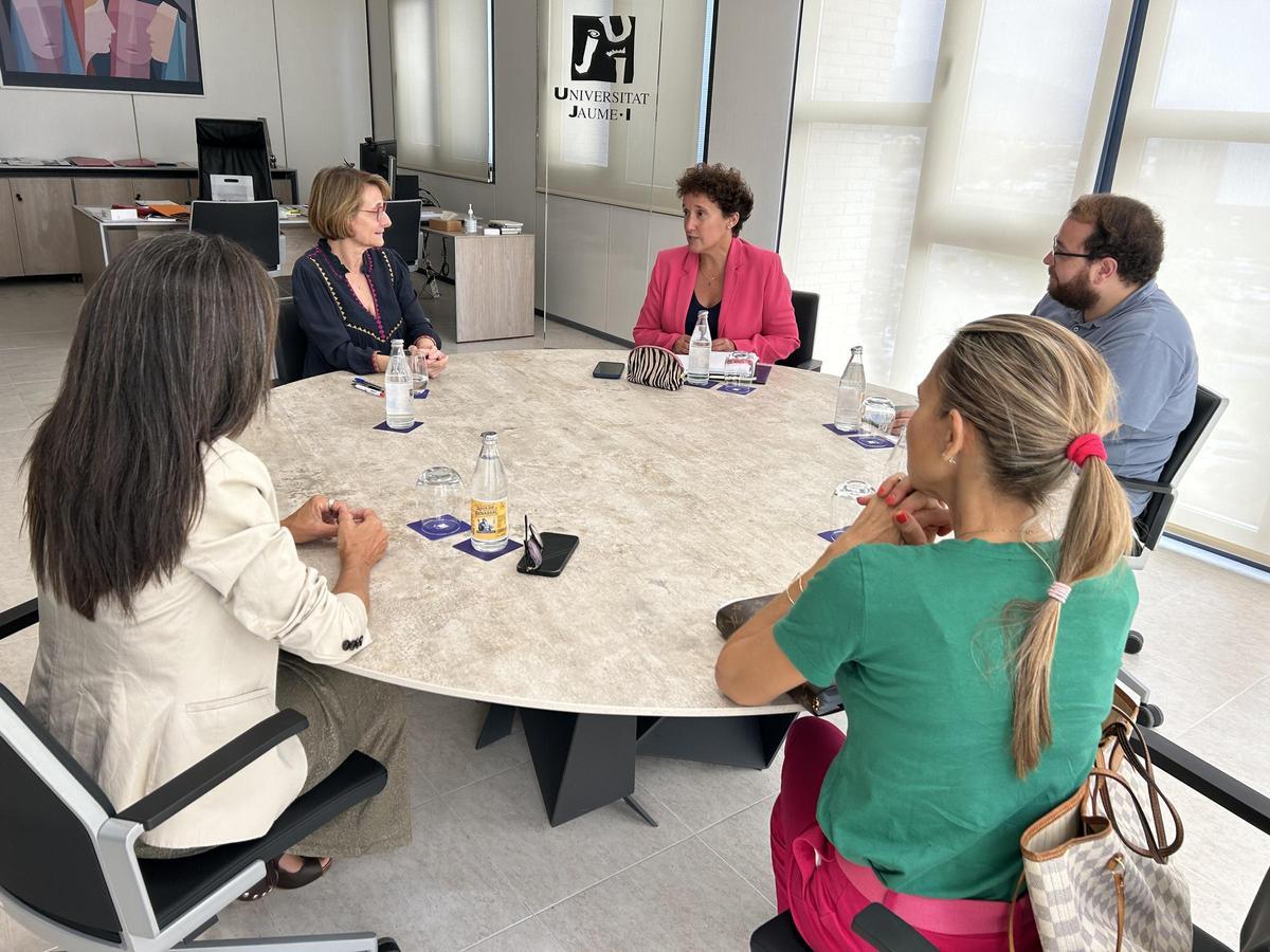 Otra foto de la reunión.