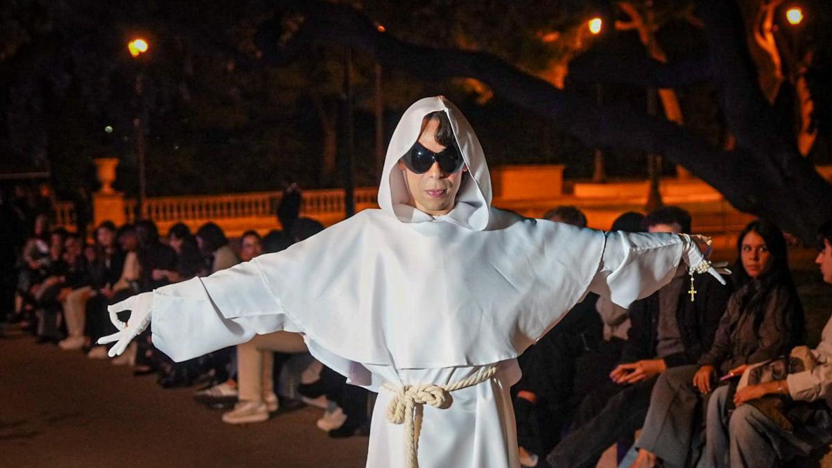 La fiesta congregó a un buen número de fans de Rosalía seleccionados previamente.