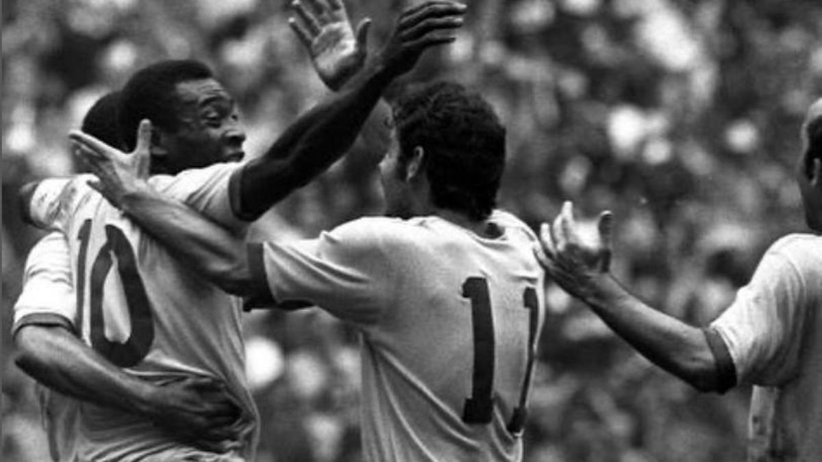 Pelé festeja con sus compañeros un gol