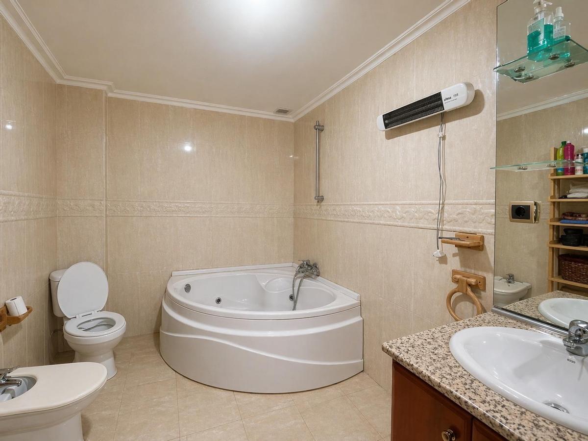 Baño de la casa a la venta en La Almozara