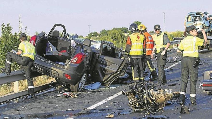 Descienden las muertes por suicidio, pero aún duplican a las de tráfico