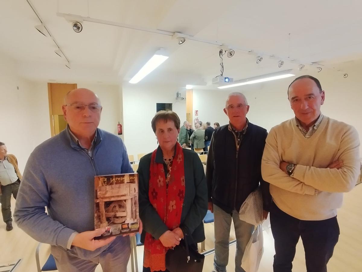 Por la izquierda, Chema Martínez, Rosa Rodríguez, Paulino García y Jesús Prieto tras la presentación.