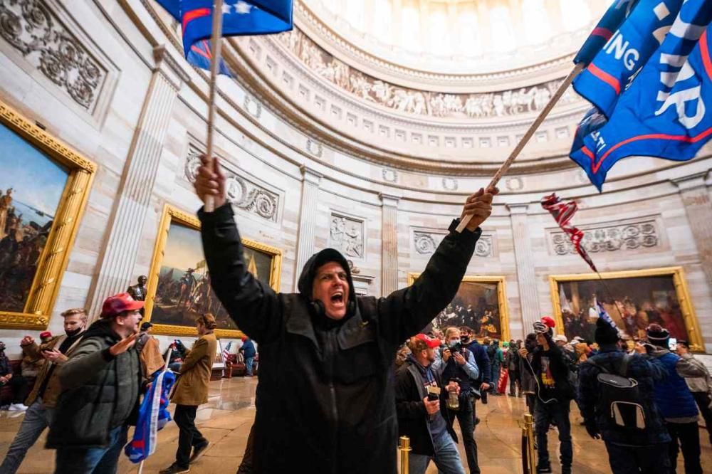 Una torba de seguidors de Trump assalta el Capitol