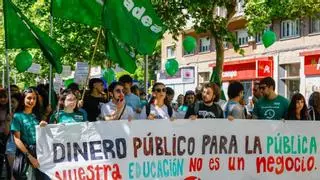 Los estudiantes se suman a la huelga por la educación pública con una gran manifestación: "Vosotros sillones, nosotros barracones"