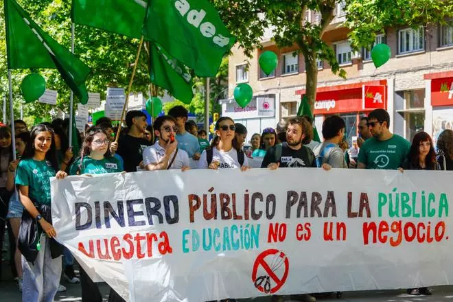 Los estudiantes se manifiestan en el segundo día de huegla por la educación pública.