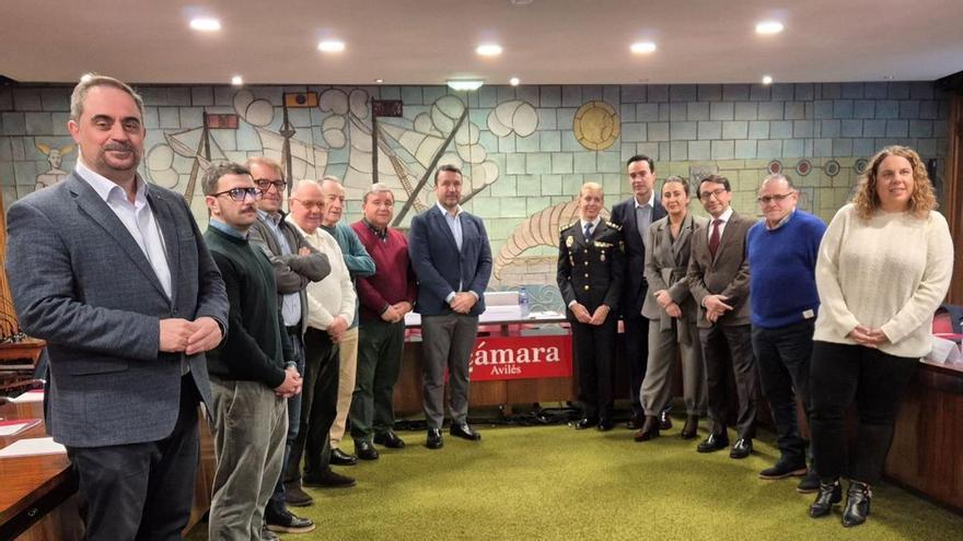 Por la izquierda, Pablo Coca, Diego Baeza, Juan Lázaro, Carlos Guardado, Ramón Rodríguez, Román Álvarez, Daniel González, Inmaculada leis, José Agustín Suárez, Carmen Fernández, Ramón Muñoz-Calero, Juan Manuel Muñiz-Cuervo y una representante cameral.