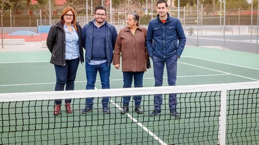 El alcalde y los concejales en la pista de tenis renovada