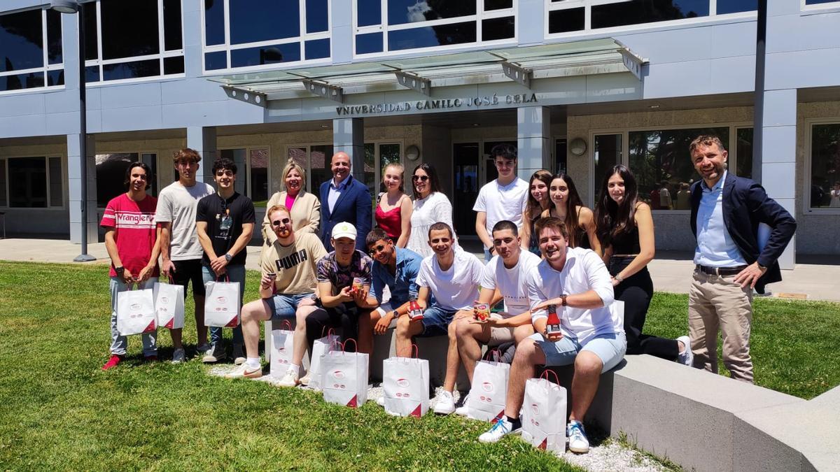 Profesores y alumnos participantes en el estudio de mercado de Apis Group.