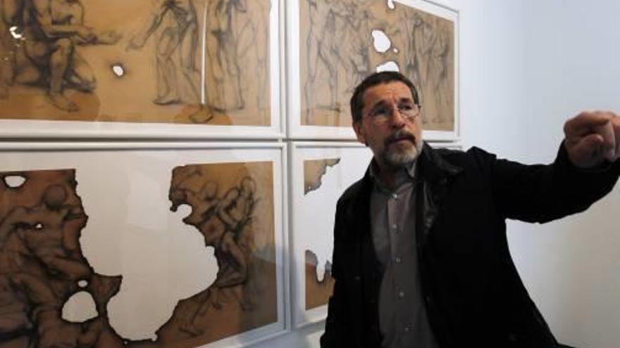 Joan Castejón (Elche, 1945) frente a una de sus obras en la Fundación Chirivella-Soriano.