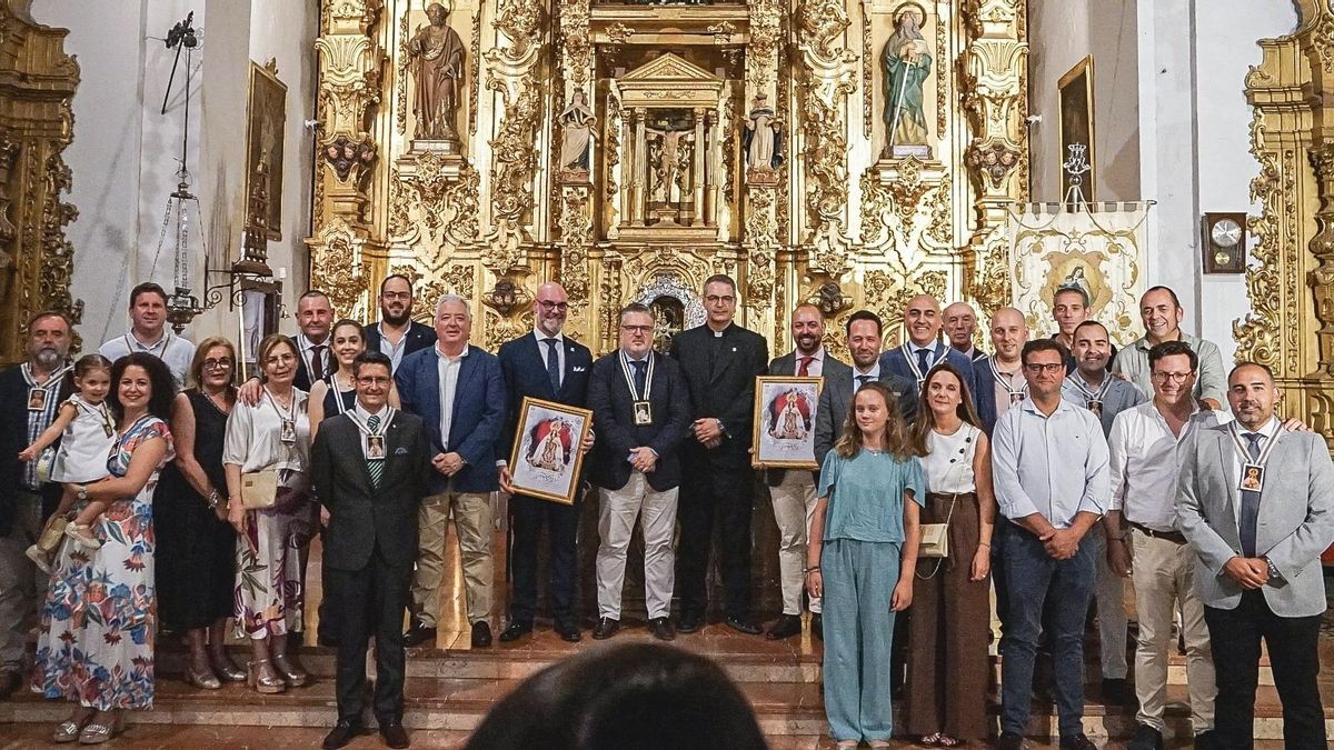 Foto de familia tras la presentación del himno de la coronación de la Virgen del Carmen de Montoro.