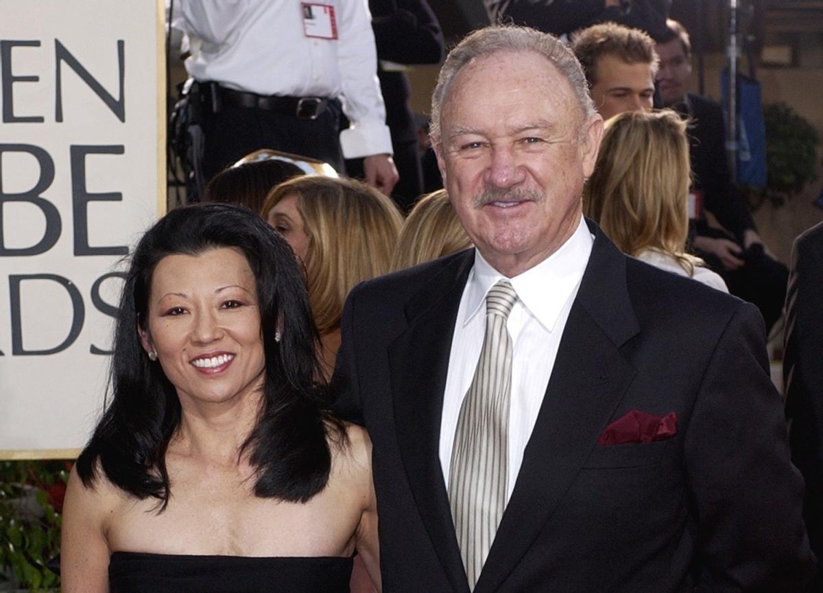 El actor Gene Hackman y su mujer, Betsy Arakawa, a su llegada a la ceremonia de los Globos de Oro, en Beverly Hills, California, el 19 de enero del 2003.