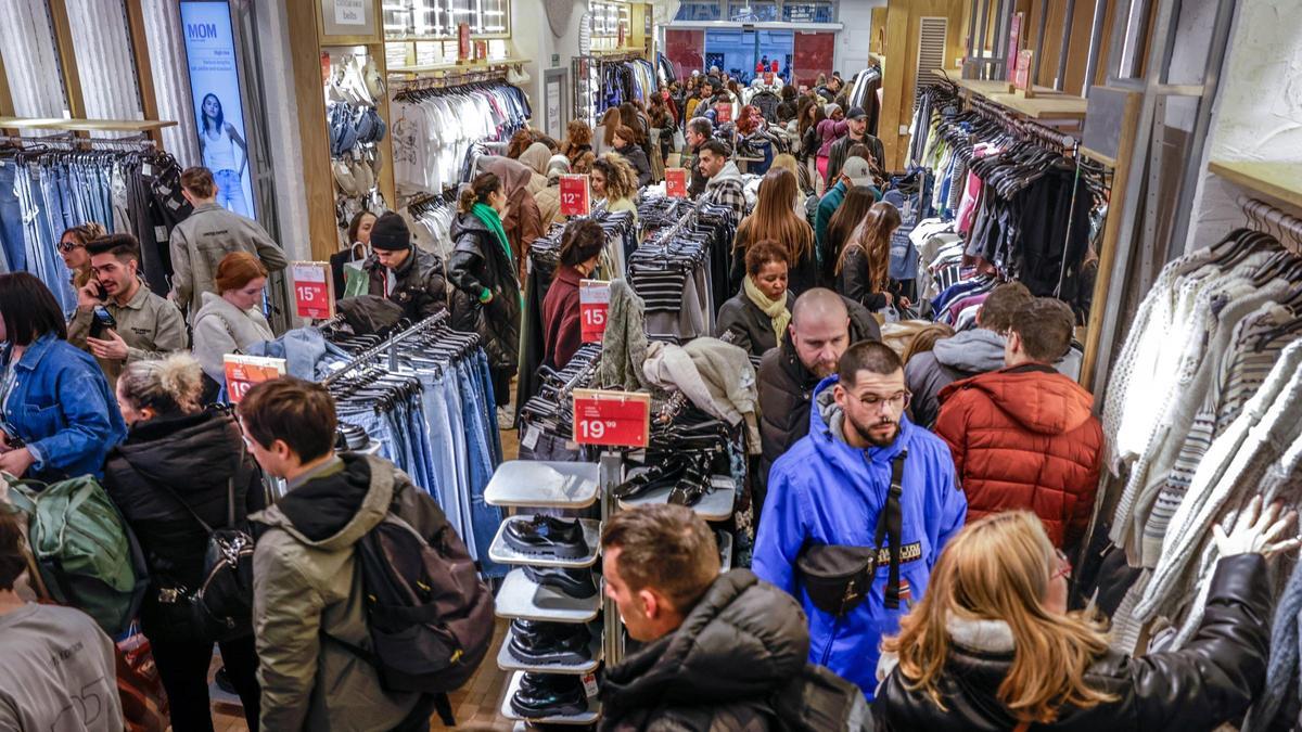 Personas en una tienda en el centro de Barcelona el pasado día 7, día de inicio de las rebajas.