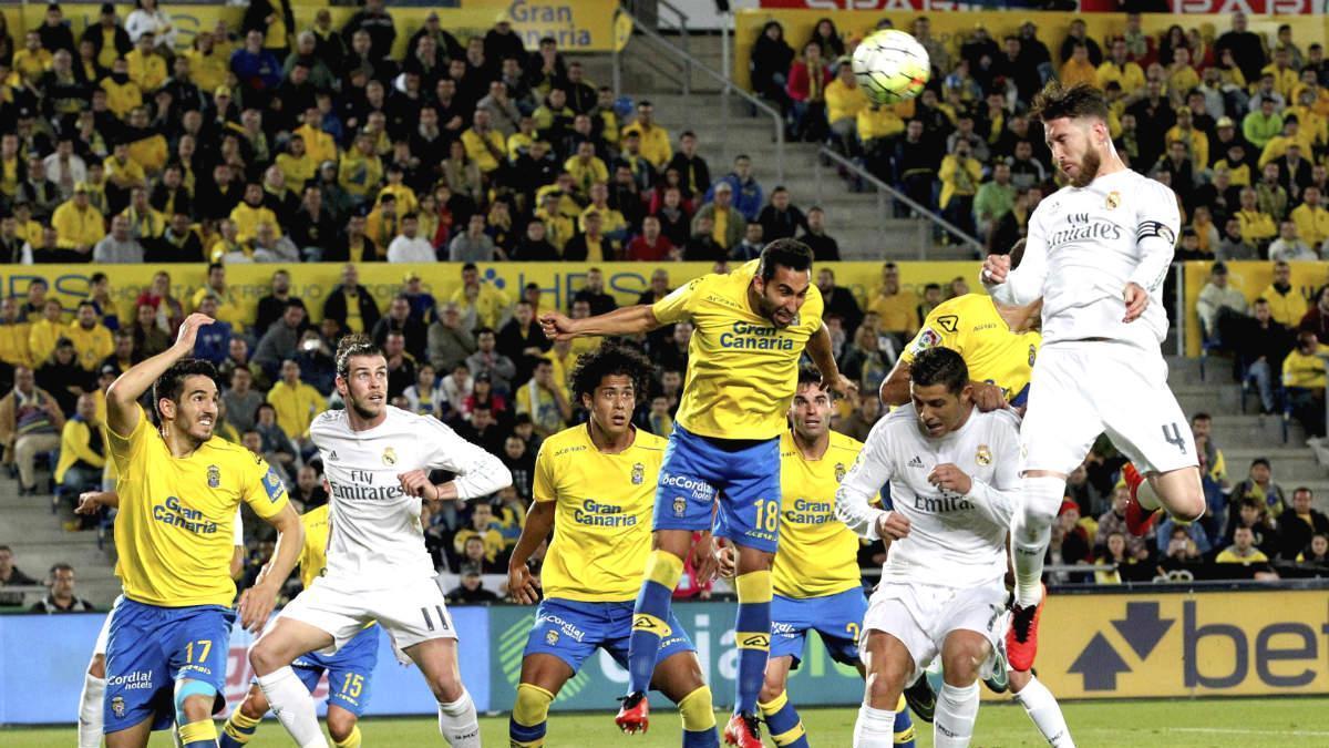 Sergio Ramos rematando de cabeza en el Estadio de Gran Canaria.