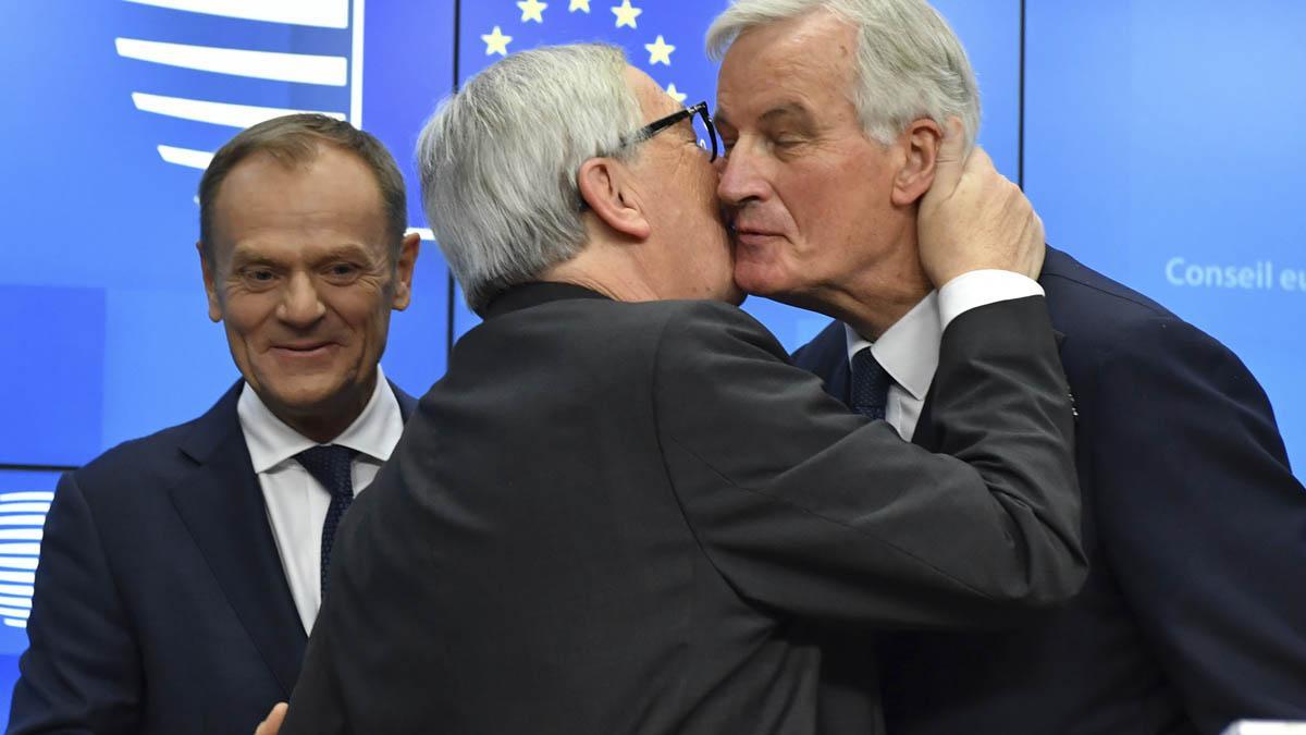 Tusk, Juncker y Barnier tras el acuerdo sobre el Brexit.