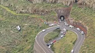 Los tres heridos trasladados a Tenerife tras el accidente de guagua en La Gomera permanecen estables