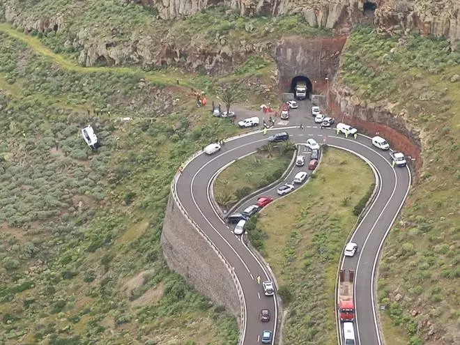Una guagua se precipita en San Sebastián de La Gomera