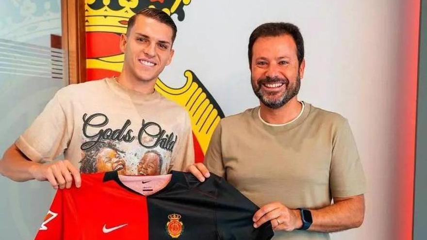 Alex Sala posa junto a Pablo Ortells con la camiseta del Mallorca