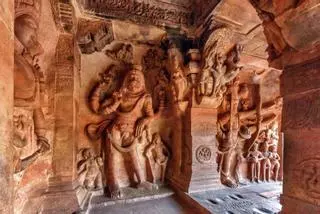 Badami, la ciudad tallada en arenisca roja, con cuevas rupestres y un lago sagrado, es la próxima Expedición VIAJAR al sur de India