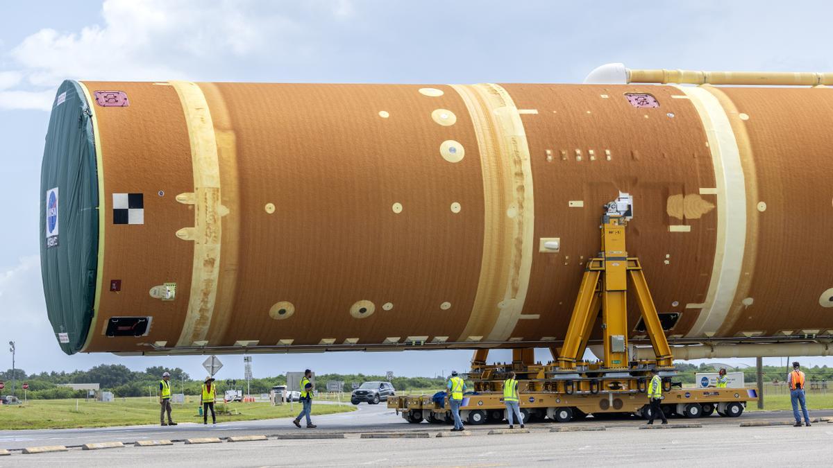 El cohete de la misión lunar Artemis II ya está en un hangar del centro Kennedy