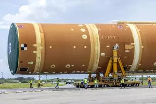 El cohete de la misión lunar Artemis II ya está en un hangar del centro Kennedy