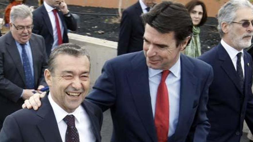 Paulino Rivero y José Manuel Soria bromean durante la inauguración del Centro Tecnológico. i ELVIRA URQUIJO/EFE