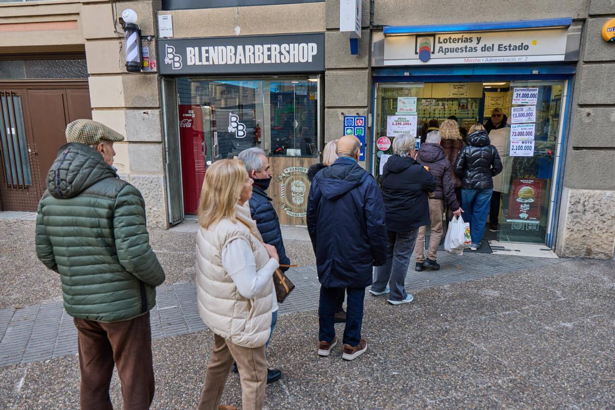 20260102Cues a l´admistració de lotería La Merche per conseguir un numero del NIÑO