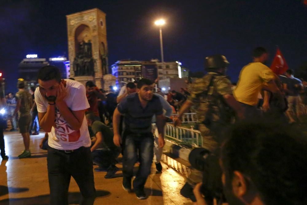 Manifestació davant el Monument a la República a la Plaça de Taksim a Istanbul,