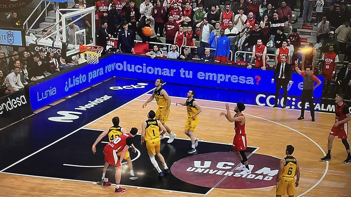 Captura de la imagen de Movistar donde se ve a los cuatro jugadores del Tenerife buscando el rebote