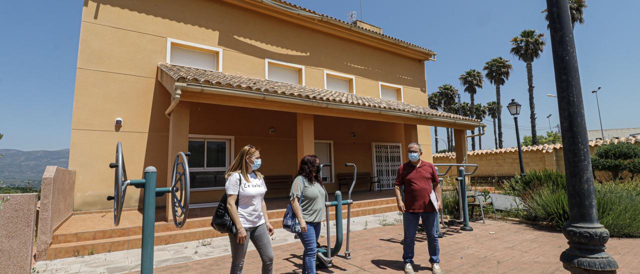 Visita de responsables de Projecte Somriures y del Ayuntamiento de Benimarfull al edicio que albergará el centro de día comarcal para dependientes.