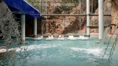 El balneario más deseado de España tiene cuevas, cascadas y termas al aire libre con montañas icónicas de fondo