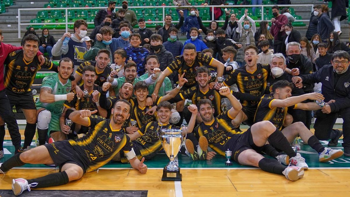 Los jugadores del Cáceres Universidad festejan la Copa de Extremadura.