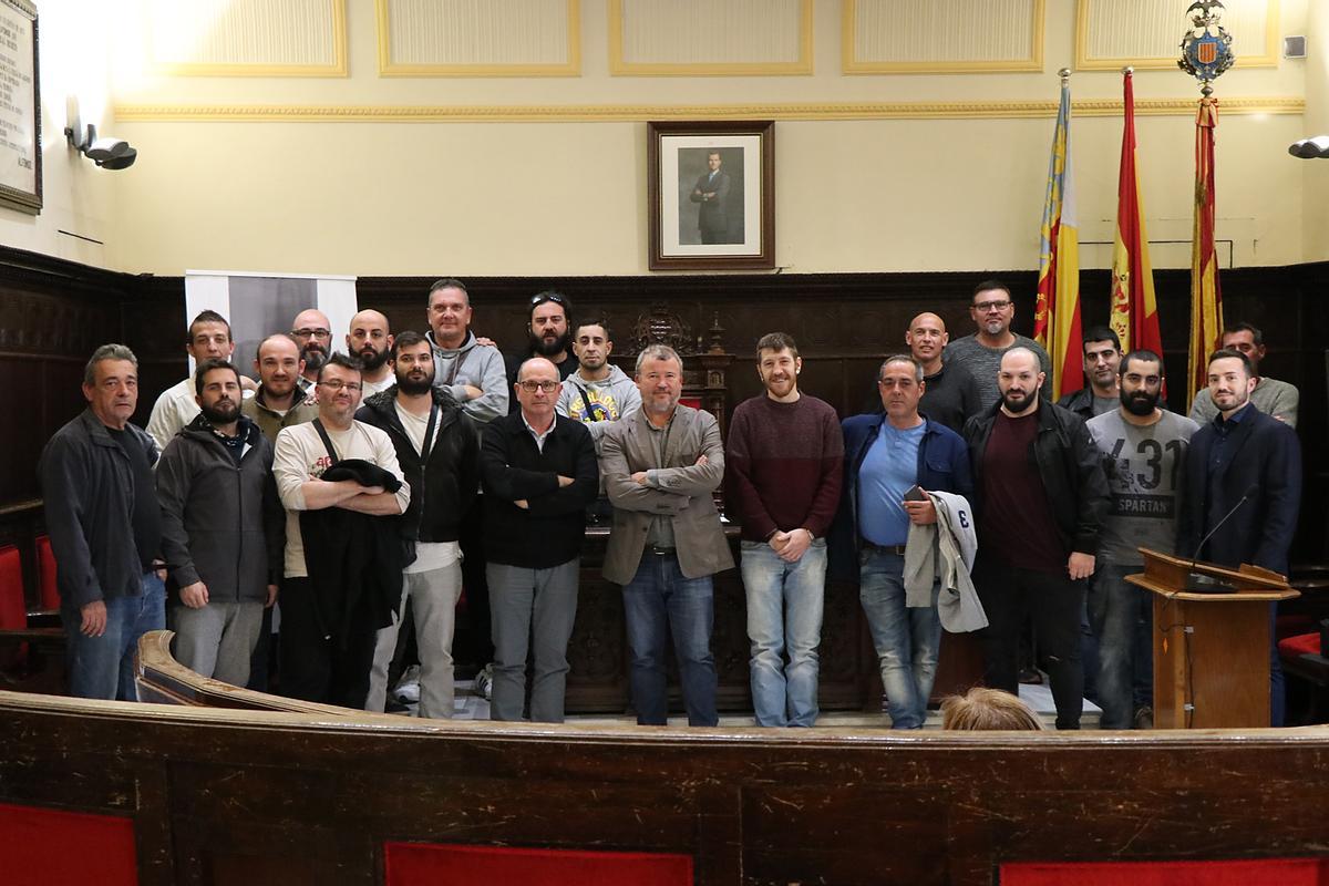 Trabajadores de Serpusa que fueron recibidos por el alcalde de Sagunt, Quico Fernández.