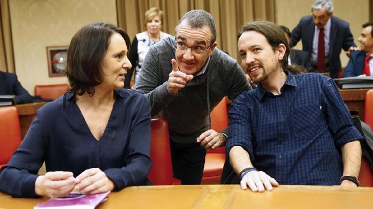 Pablo Iglesias conversa con Carolina Bescansa en el Congreso.