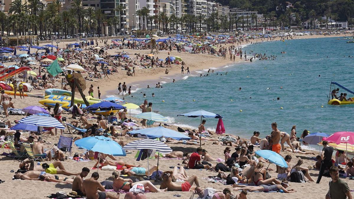 La platja de Lloret de Mar, a principi de juliol. | MARC MARTÍ