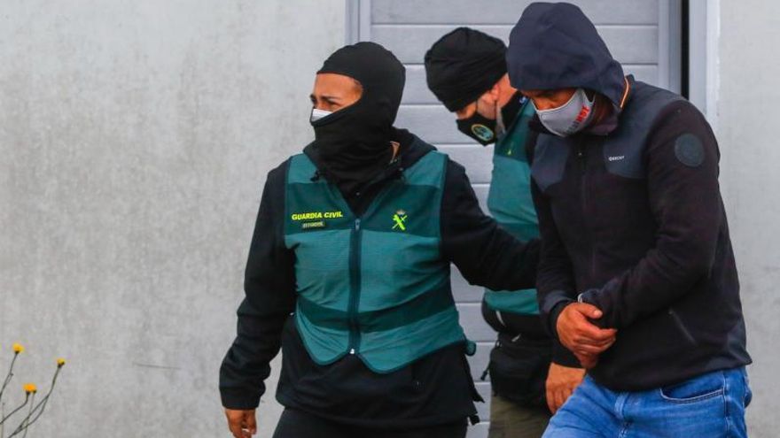 Agentes del EDOA, en una operación contra el narcotráfico desarrollada en O Salnés. |   // IÑAKI ABELLA