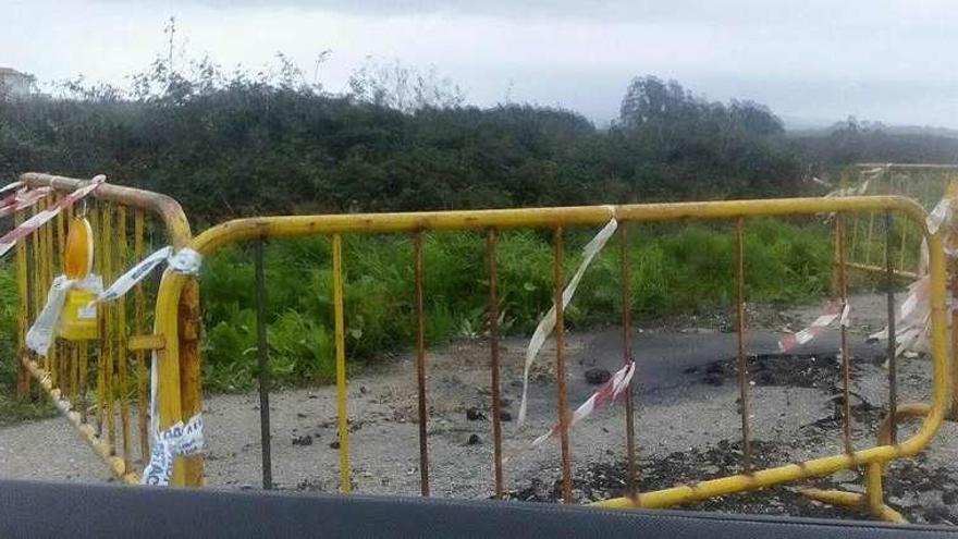 Estado de la calzada en la carretera en Aloqueiro, en Salcidos. // F.I. / J.V.