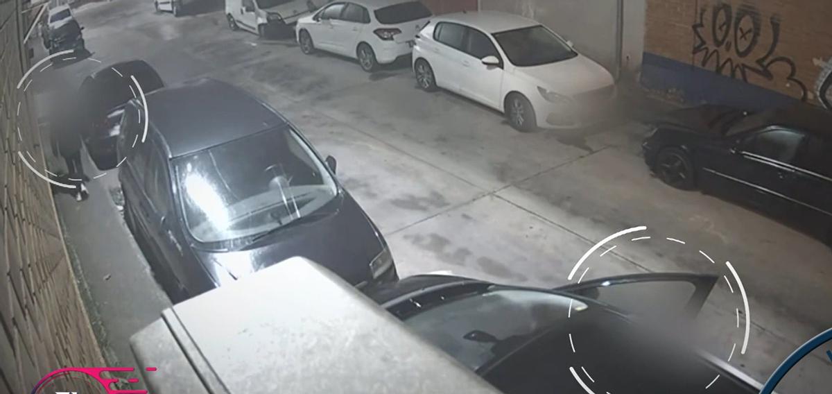 Adrián Gordillo saqeuando coches