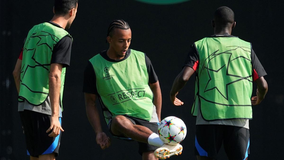 Jules Koundé, frente a Busquets y Dembélé, en la sesión preparatoria.