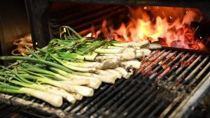 Los ’calçots’ son uno de los platos más tradicionales de la gastronomía catalana.