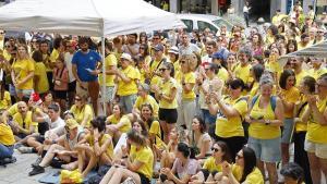 Els membres de la comunitat educativa, aquest matí davant la seu de la Generalitat a Girona.