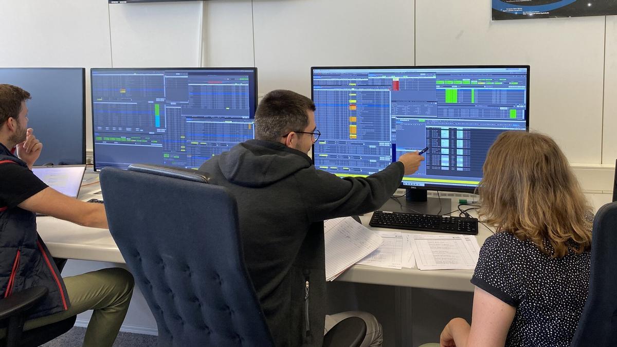 Miembros del equipo de control de vuelo de la Juice en la ESA