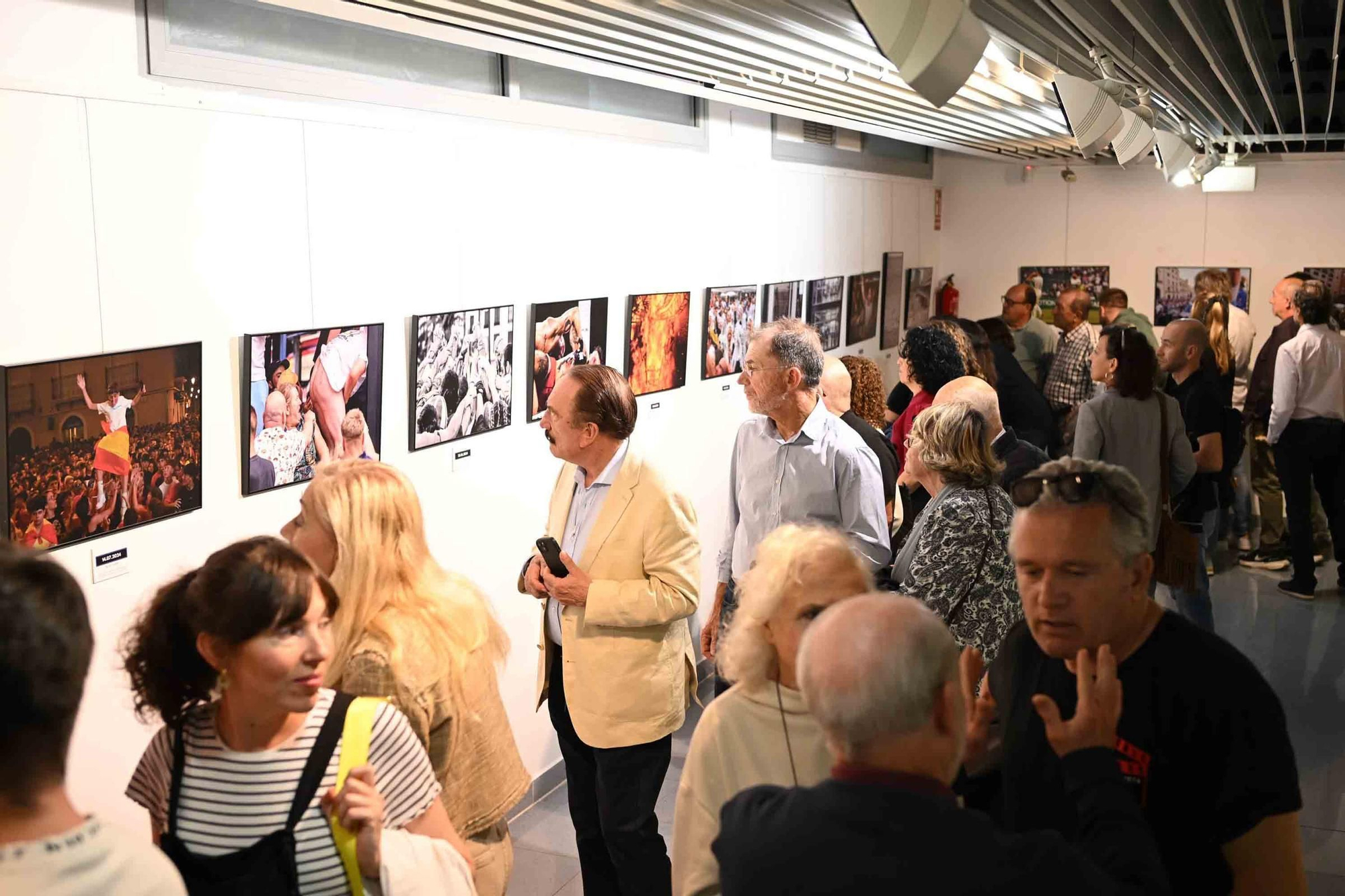 lleno total en la inauguración de INFotoperiodistas 2024,. un año de fotografía de prensa en Alicante