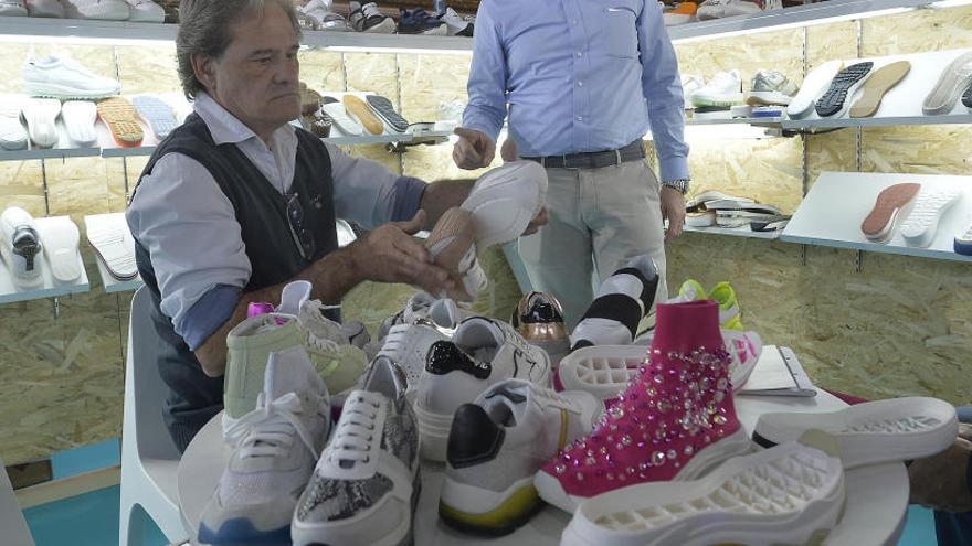 El calzado español, entre ellos el que se hace en Elche, Elda, Petrer y  Villena, vende menos pares pero ingresa más - Información