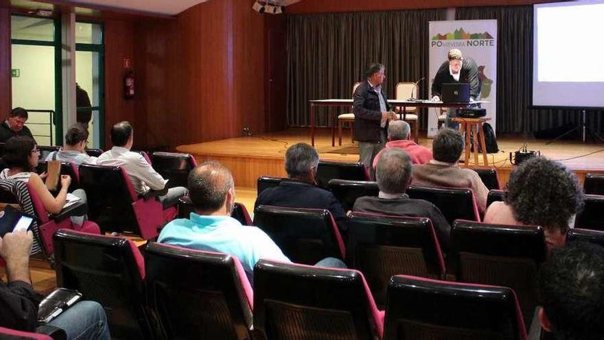 Asistentes a la charla del GDR celebrada en la Casa da Cultura de Silleda.